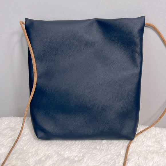 Natalie Therese Genuine Cork with Faux Navy Leather Medium Crossbody NWT - Picture 4 of 11